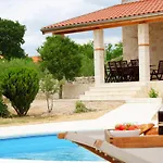 Villa Stone Pearl With Heated Swimming Pool *