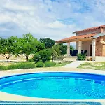 Villa Stone Pearl With Heated Swimming Pool *