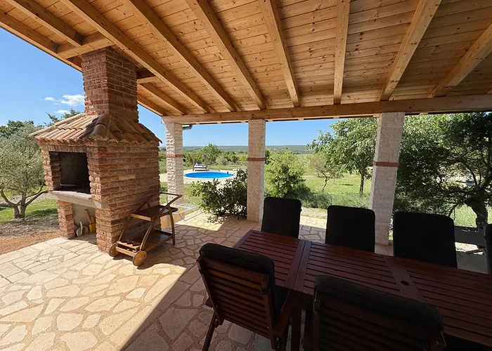 Stone Pearl With Heated Swimming Pool 빌라